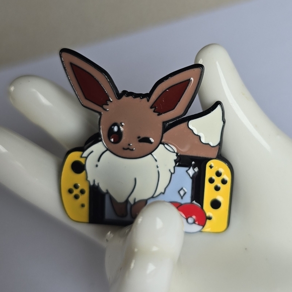 πΉοΈ Eevee Nintendo Switch Pin - Picture 5 of 6